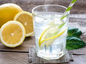 Mulailah setiap pagi dengan segelas air yang tidak terlalu dingin dan irisan lemon untuk membantu sistem pencernaan Anda. 